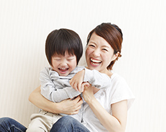 笑顔のママと子ども