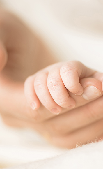 赤ちゃんの手とママの手